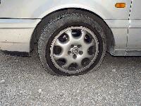 Нарязаха гумите на кола в с. Тенево 