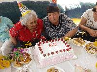 Баба Марга празнува рожден ден в Защитеното жилище 