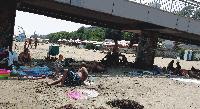 Акция на плажа: Разгониха жители на кв. „Победа“, Ямбол и Сливен от сянката под мост в Бургас