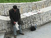 Самотен дядо от Пловдив продава покъщнината си, за да оцелее