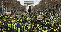 Франция се предаде пред протестиращите. Увеличаването на данъците върху горивата се отлага Франция се предаде пред протестиращите. Увеличаването на данъците върху горивата се отлага